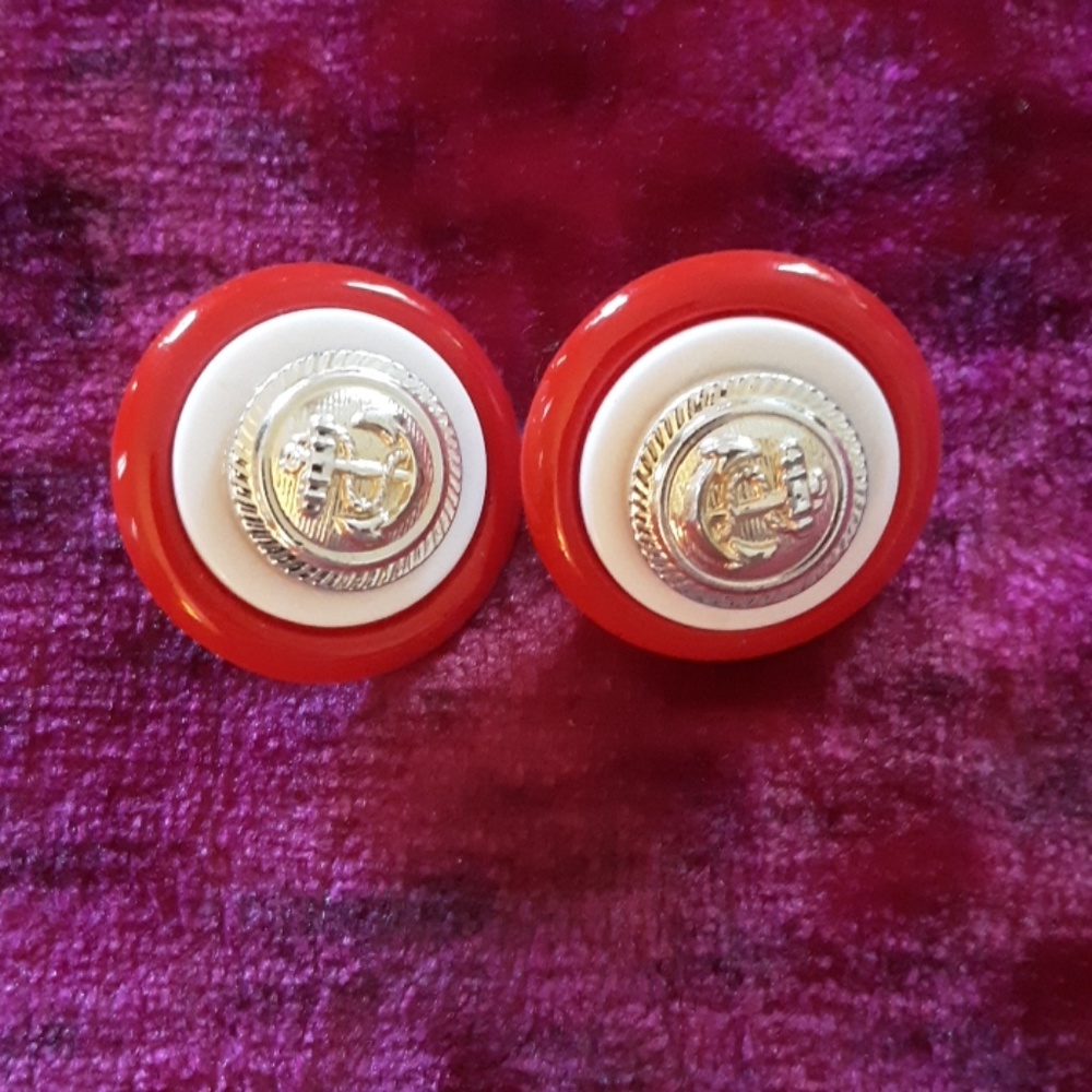 Pierced earrings. White and red gold anchor sailin